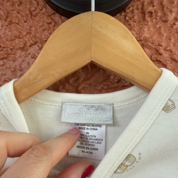 Y2K Pooh Bear Footed Romper Sleeper 9 Months Embroidered Honey Pot Bee Cream - Picture 4 of 7